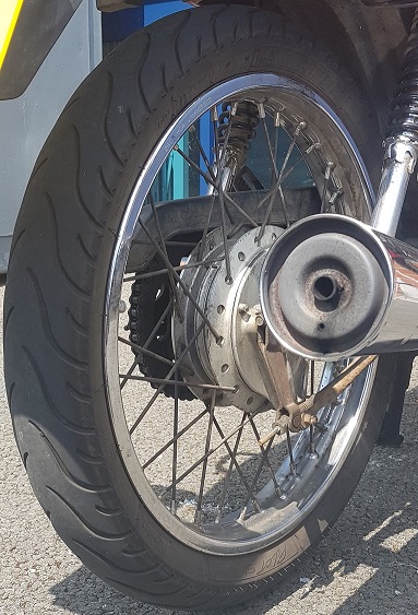 'Chicken Strip' on CG125-ES4 motorcycle tyre.  Many bikers call the unworn area of tyre a 'Chicken strip', in most cases each tyre will have two chicken strips, one on either side.